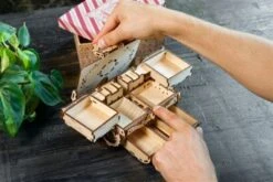 UGEARS Modellbausatz ANTIK BOX -Spielzeug Geschaft 17050891 06