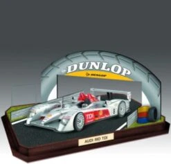 Geschenkset Audi R10 TDI LeMans, Revell Modellbausatz Mit Basiszubehör Im Maßstab 1:24, 3D Puzzle Diorama, 105 Teile, 19,5 Cm