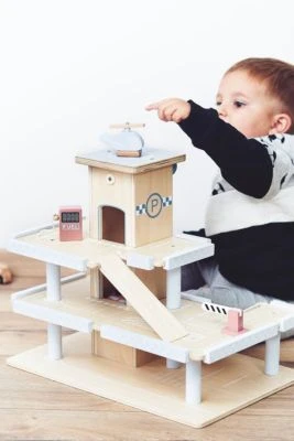 Mamabrum Holzparkplatz Mit 3 Ebenen Und Hubschrauberlandeplatz, Spielgarage Holzgarage Mit 4 Autos 2 Mamabrum Holzparkplatz Mit 3 Ebenen Und Hubschrauberlandeplatz, Spielgarage Holzgarage Mit 4 Autos - Image 2