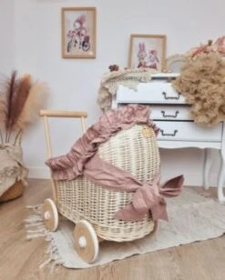 TinaForKids Puppenwagen Mit Bettwäscheset Aus Weiden Und Holz, Natur/Altrosa -Spielzeug Geschaft 29721275 03