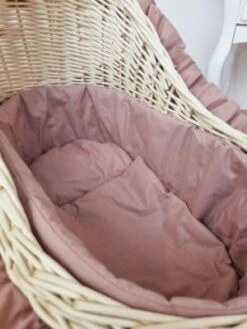 TinaForKids Puppenwagen Mit Bettwäscheset Aus Weiden Und Holz, Natur/Altrosa -Spielzeug Geschaft 29721275 04