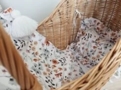 TinaForKids Puppenwagen Mit Bettwäscheset Aus Weiden Und Holz, Natur/Weiß 7 TinaForKids Puppenwagen Mit Bettwäscheset Aus Weiden Und Holz, Natur/Weiß -Spielzeug Geschaft 29721279 03