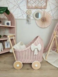 TinaForKids Puppenwagen Mit Bettwäscheset Aus Weiden Und Holz, Altrosa/Natur