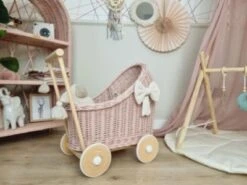 TinaForKids Puppenwagen Mit Bettwäscheset Aus Weiden Und Holz, Altrosa/Natur -Spielzeug Geschaft 29721299 03