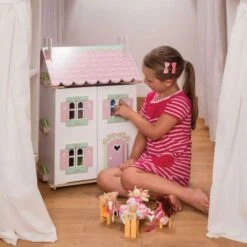 Le Toy Van Sweetheart Häuschen (mit Möbeln) / Sweetheart Cottage (inclusive Furniture) 10 Le Toy Van Sweetheart Häuschen (mit Möbeln) / Sweetheart Cottage (inclusive Furniture) -Spielzeug Geschaft 29881700 05